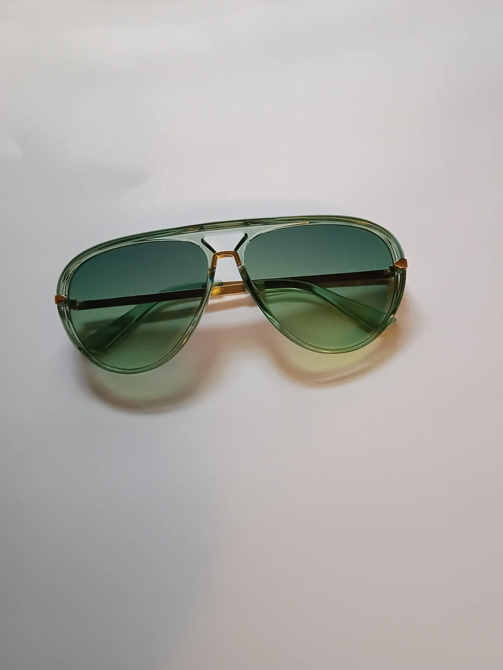Men's Green Aviator Sunglasses with Gradient Lenses